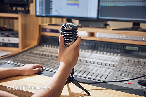 幕后之聲 錄音棚里調(diào)音師的精準(zhǔn)藝術(shù)